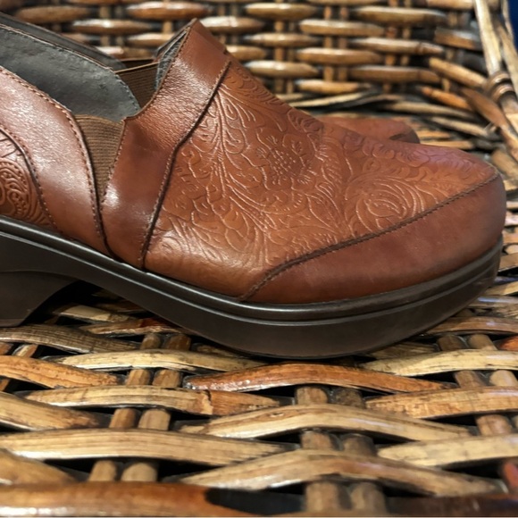 Biza Brown Embossed Leather Mules size 8.5 - Picture 5 of 9